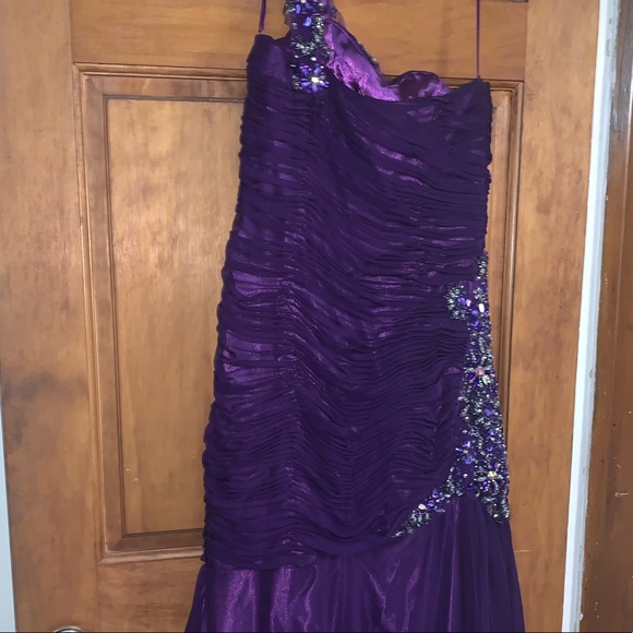 LA Merchandises size US 8 dark purple gown. - Picture 5 of 6